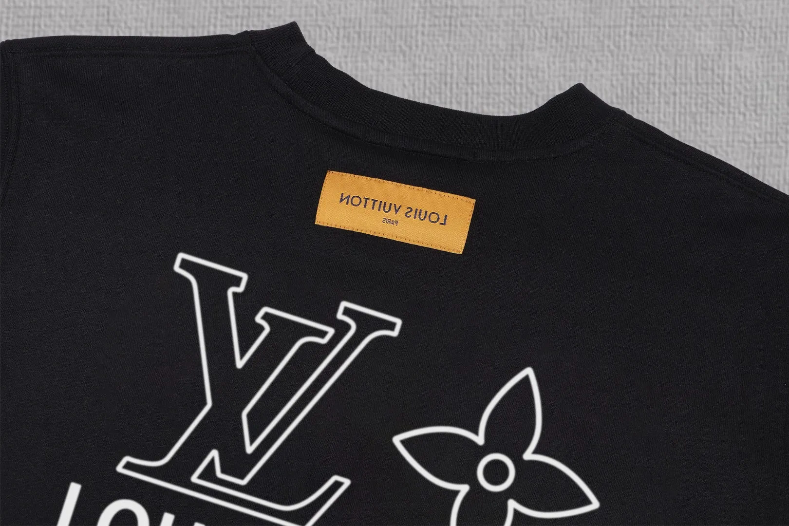 🅿️250 hot style on the shelves🔥❗ 💫〖Louis Vuitton LV〗 Fashionable round neck sweatshirt, casually matched with various styles, it is perfectly handsome😎The whole dress is made of double waistcoats, which makes the whole dress more three-dimensional. Not ordinary factories can do such fine work. The 2025 spring style counters are on sale, exquisite round neck terry sweatshirt, high-end double-strand pure cotton Customized drawstring ribs are dyed in the same vat and are complete with three standards. The chest craftsmanship adopts a simple and elegant pattern on the chest, which is easy to control for any age group! Fit and comfortable! Customized thickened 440g terry sweatshirt fabric, soft and comfortable to the touch, with a three-dimensional shape! 🙌🏻 It’s also very breathable, so it’s a versatile style that can be worn with any outfit! ✔Color: Black White Apricot Size: S M L XL 2XL